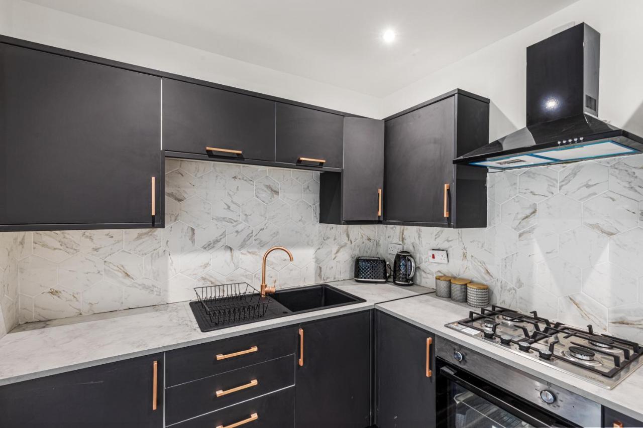Walsall - 4 Bedroom House, Wi-Fi, Garden , Sleeps 8 - Jrr Stays Bescot Buitenkant foto