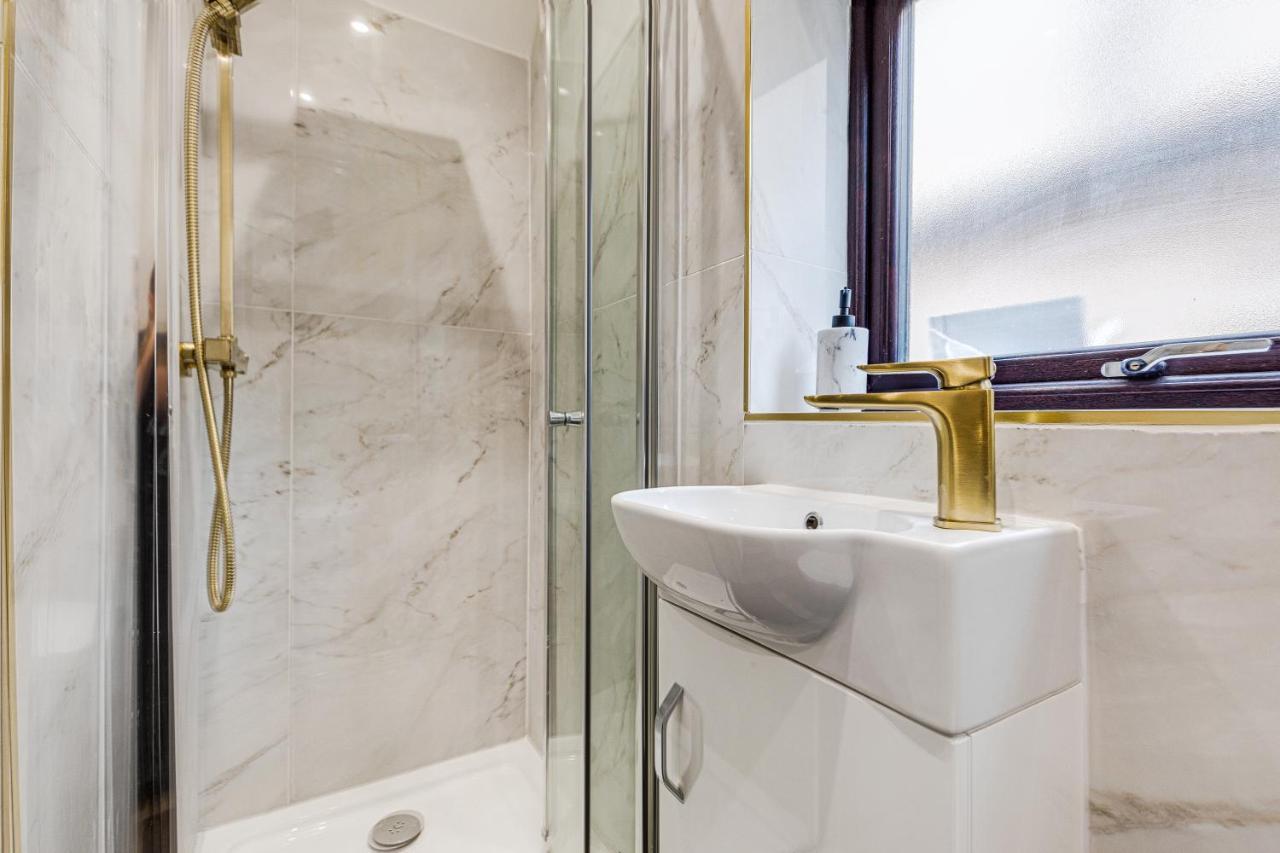 Walsall - 4 Bedroom House, Wi-Fi, Garden , Sleeps 8 - Jrr Stays Bescot Buitenkant foto