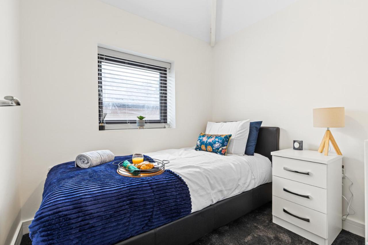 Walsall - 4 Bedroom House, Wi-Fi, Garden , Sleeps 8 - Jrr Stays Bescot Buitenkant foto