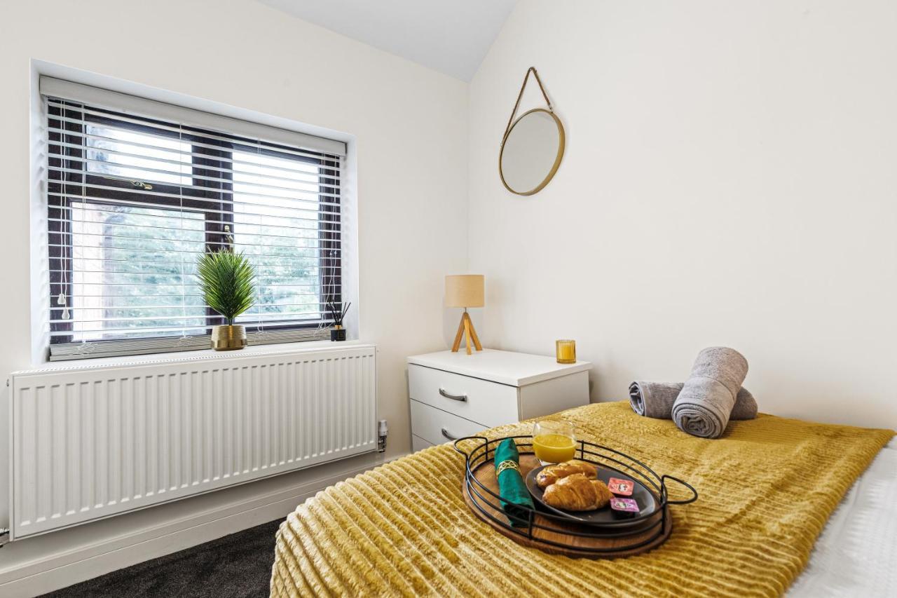 Walsall - 4 Bedroom House, Wi-Fi, Garden , Sleeps 8 - Jrr Stays Bescot Buitenkant foto